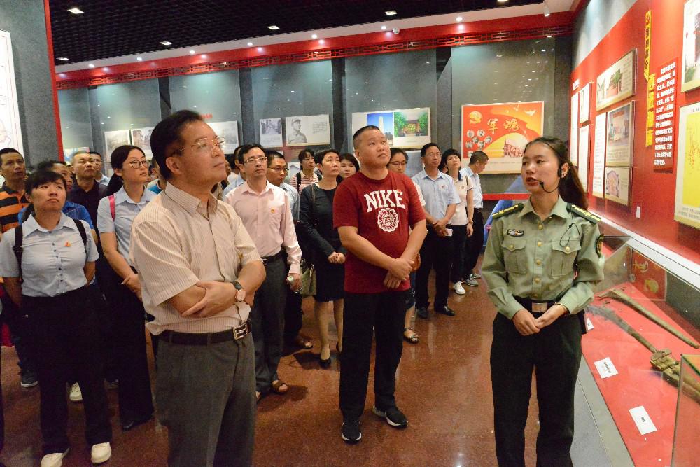 2封面：公司董事長(cháng)率隊.jpg